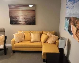 New Place 4BR close to Nike, Intel (2) - Hillsboro - Living room