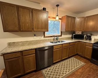 Secluded Cozy Cabin. Minutes from Forest Dunes-Ausable River-Explore! - Grayling - Kitchen