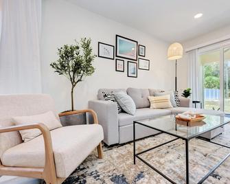 King Bed & Patio, Minutes to the Beach - Osprey - Living room