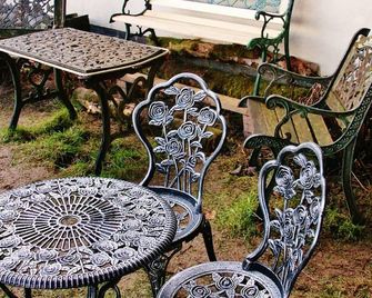 Stunning panoramic views & 2 acre woodland with 5 pools, waterfalls & 17 benches - Llanidloes - Patio