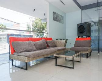 RedDoorz near Ahmad Yani Airport - Semarang