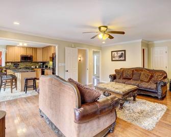 Louisville Area Home: Deck, Fire Pit, Creek! - Prospect - Sala de estar