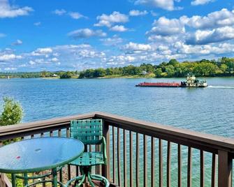 Dock Side | 2 Bed Condo Waterfront on Ohio River - Marietta - Balkón