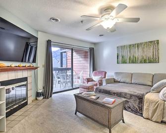 Walkable Frisco Condo Mtn Views and Shared Hot Tub! - Frisco - Living room