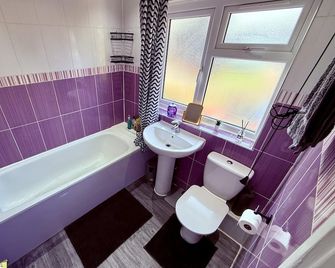 Spacious 3 Bed Home With Private Parking - Amersham - Bathroom