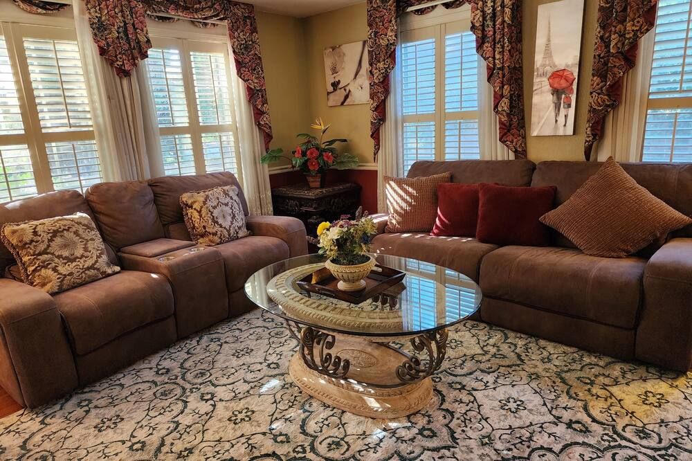 3-bedroom house in charming Fair Oaks with solar pool. Enjoy your stay - Fair Oaks - Sala de estar