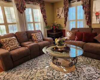 3-bedroom house in charming Fair Oaks with solar pool. Enjoy your stay - Fair Oaks - Sala de estar
