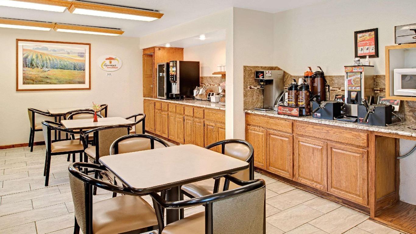 Super 8 by Wyndham Omaha Eppley Airport/Carter Lake