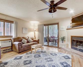 Piers and Pines at Island Pointe - Wisconsin Dells - Living room