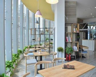 Zhongjin Holiday Hotel Qingdao - تشينغداو - مطعم