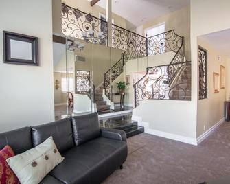 Charming Home w/ Pool & Spa Near Disneyland, Knotts Berry Farm, and much more - Orange - Living room