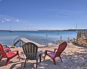 half Mi to Dtwn! Suttons Bay Cottage with Fire Pit - Suttons Bay - Playa