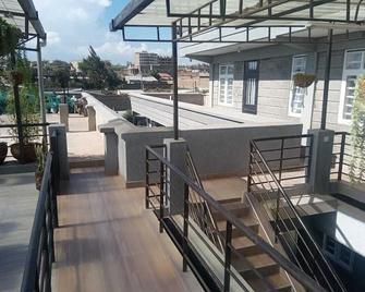 Lux Suites Narok Holiday Homes - Narok - Balcony