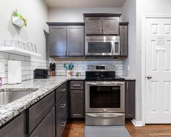 Rock & Roll House, Fiber Internet, Roku Tv, Washer & Dryer, By Dt Chickasha & Leg Lamp! - Chickasha - Kitchen