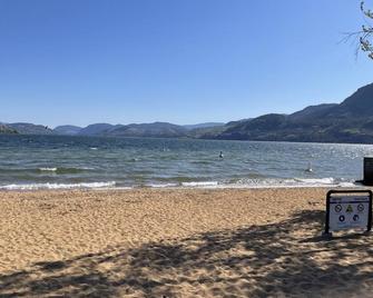 Guests will have the whole suit to them with a private parking spot. - Penticton - Beach