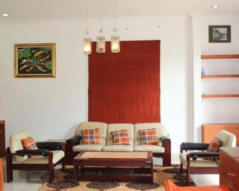 Villa Arjuna 17 Puncak Resort - Puncak - Wohnzimmer