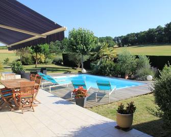 Country house in the heart of Lot et Garonne - Montignac-Toupinerie - Piscina