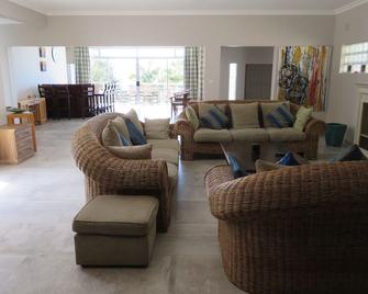 La Casa Karina is located on Blythedale Beach on the Dolphin Coast - Ntambanana - Sala de estar