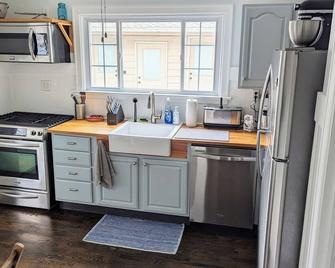 Charming 2-bedroom house north of Ball State University - Muncie - Kitchen