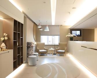 Home Inn Neo Harbin Central Avenue Shangyou Street - Harbin - Front desk