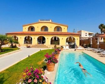 Villa Sunset B&B/Apartments - Fontane Bianche - Pool