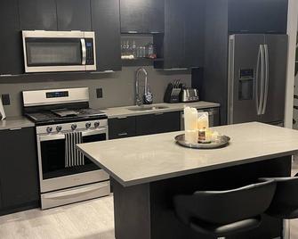 Modern condo in the city.. ten minutes away from Lenox mall and perimeter mall - Doraville - Cocina