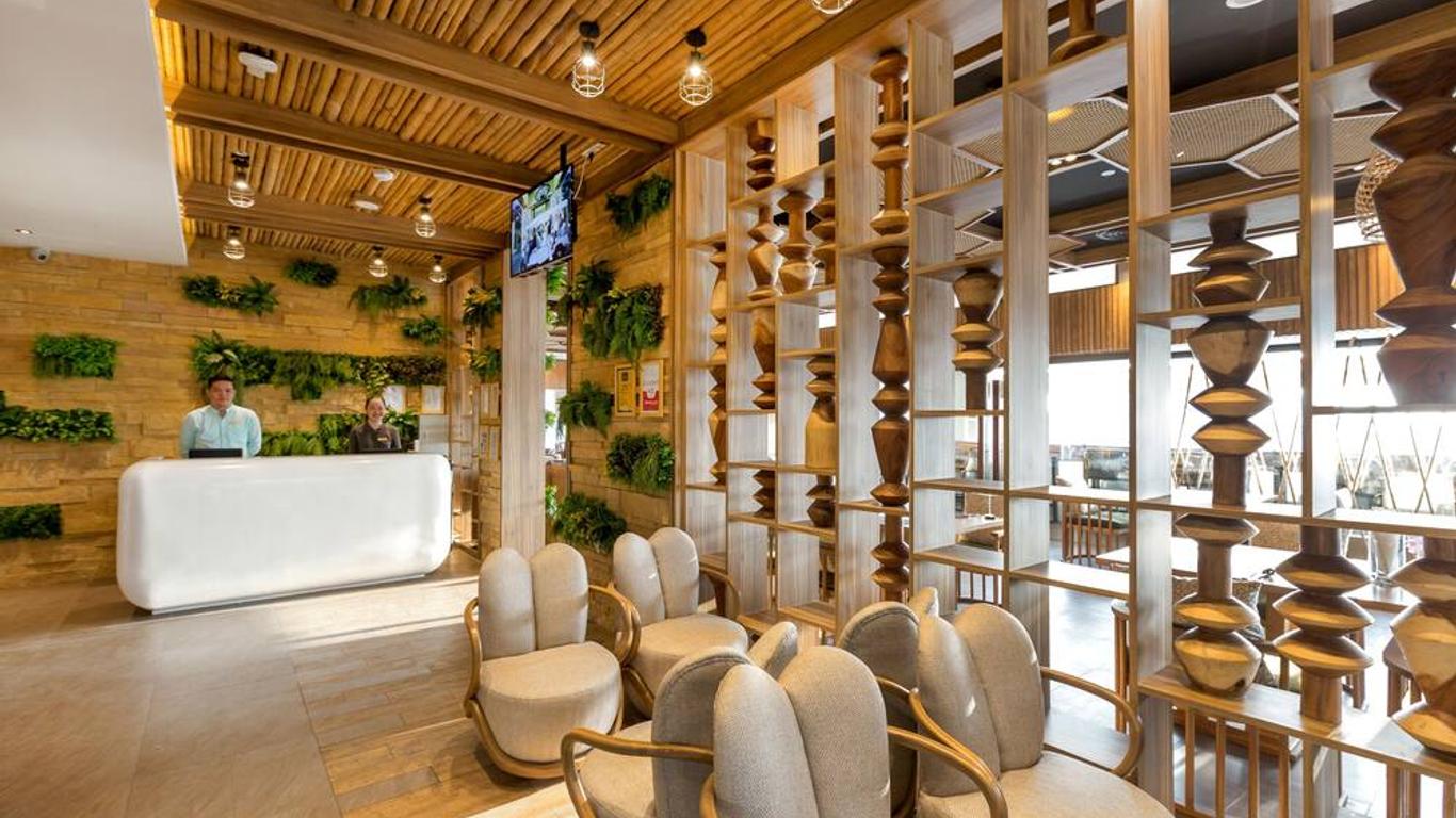 Oakwood Hotel Journeyhub Phuket SHA Plus