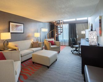 Holiday Inn Harrisburg (Hershey Area) I-81 By IHG - Grantville - Wohnzimmer