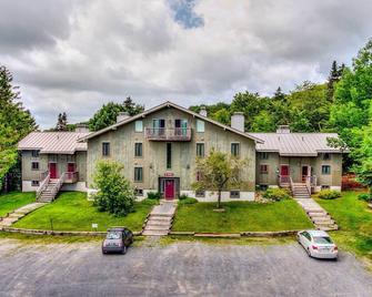 Renovated Ski-InandSki-Out Peru Condo at Bromley Mtn - Peru - Edificio