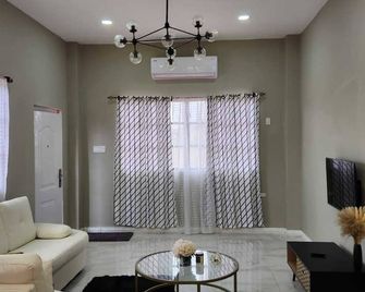 Modern Comfort and Quiet Convenience - Herstelling, East Bank - Georgetown - Living room