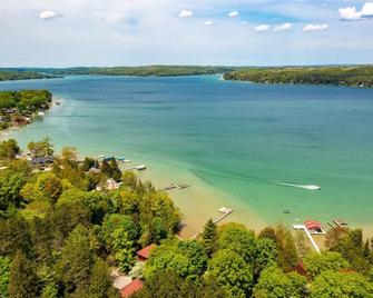 Luxury Walloon Lake seven bedroom home! June-Sept Friday to Friday - Walloon Lake - Beach