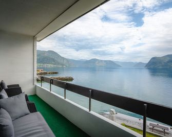 Leikanger Fjordhotel - Leikanger - Balcón