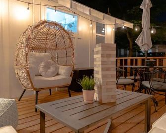 Dreamy Getaway 2br&2ba, Relaxing Backyard w/ Mural - Memphis - Hàng hiên