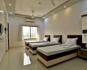 Hotel Sai Navsari - Navsari - Habitación