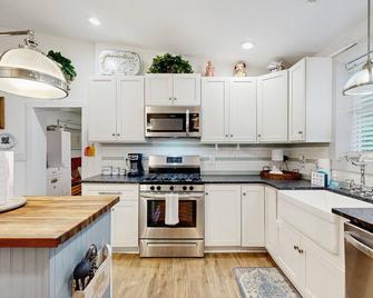 Breezy, renovated home with fenced yard, front porch & lovely living spaces - Hanahan - Cuisine