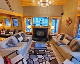 Pinetree Chalet 4-6bd/Ba | Longstaylowerrate | Stunning View | Hottub | Ski-In - Sun Peaks - Salon