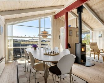 Amazing home in Hirtshals with sauna - Hirtshals - Comedor