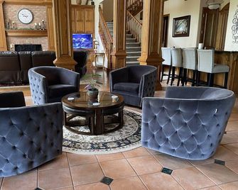 Beautiful 10 acre wooded estate with 4 bedrooms, 4 1/2 baths & private pool. - Edmond - Sala de estar