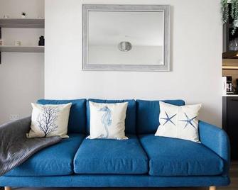 Panoramic sea views in beachfront apt w balcony - Bognor Regis - Living room