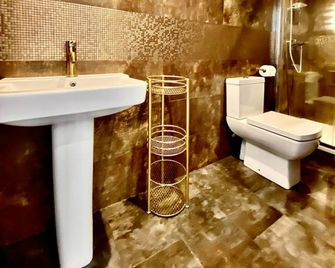 The Cherry Tree - Chinnor - Bathroom