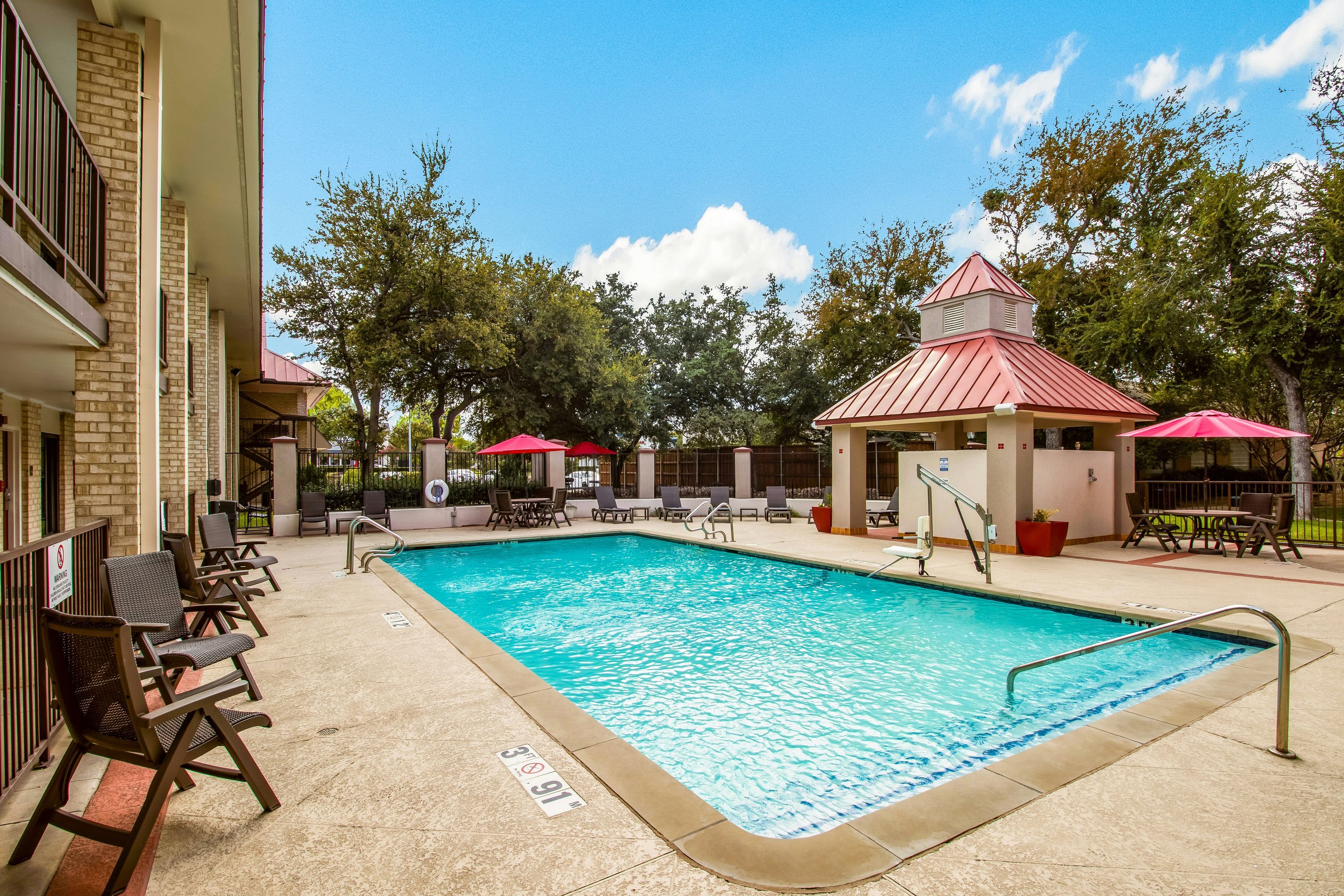 Red Roof PLUS+ Dallas - Addison - Addison - Pool