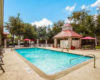 Red Roof PLUS+ Dallas - Addison - Addison - Pool