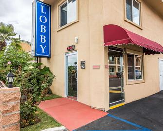 Rodeway Inn & Suites - Bellflower - Gebäude