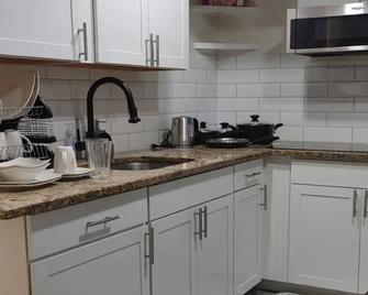 Amazing non smoking double bed apartment. - North Brunswick - Kitchen
