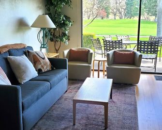 Stay near golf paradise, at Silverado Resorts - Napa - Living room