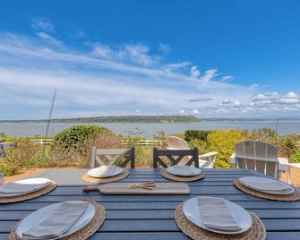 Colonial Bluff House Above the Sea by AvantStay - Langley - Balcón