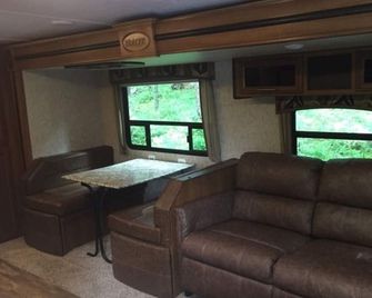 25 Vacation In a 30' Travel Trailer, 9 Miles From Glacier National Park - Hungry Horse - Living room