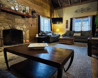 Rustic cabin just outside of Madison! - Madison - Living room