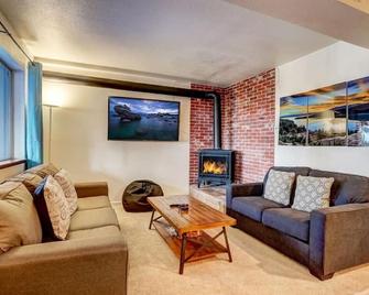 Spacious Lakeview Heavenly Mountain Escape! - Stateline - Living room