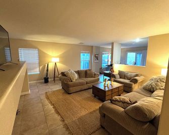 3-bedroom 2-bath house perfect for both visiting the Strip & Red Rocks - Las Vegas - Wohnzimmer